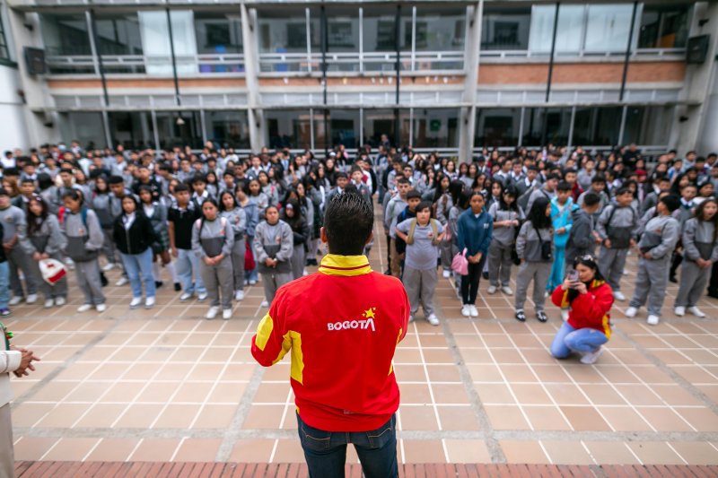 Foto de Alcalde John Jader Suarez hablando a los niños que inician clases