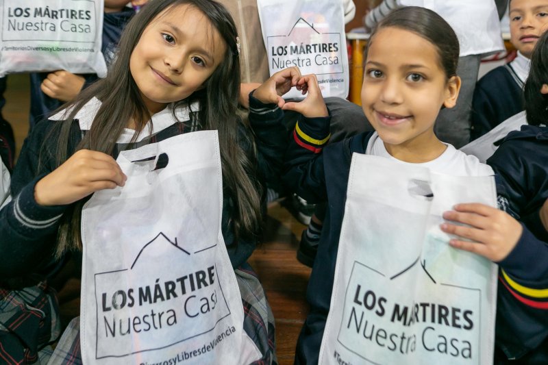 Foto de niñas recibiendo kits escolares