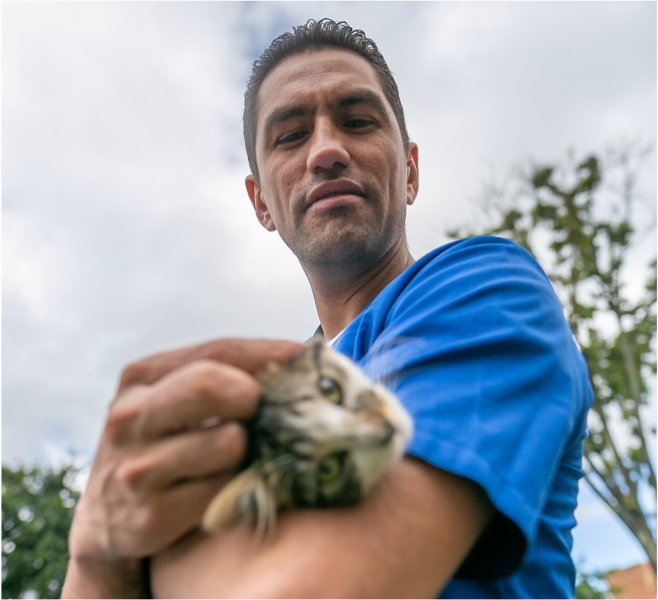 Foto Alcalde Local cargando un gato