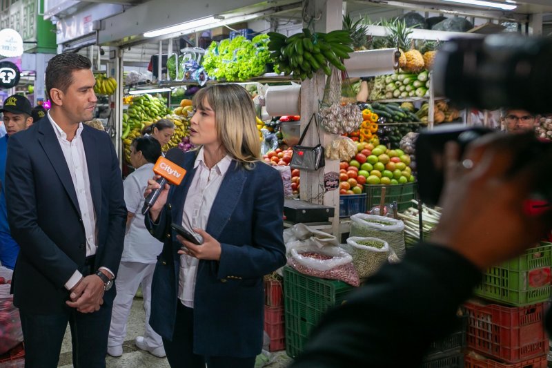 Foto donde se ve al alcalde local de Los Mártires siendo entrevistado por periodista de City Tv