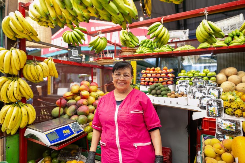 Foto de Microempresario en negocio de frutas y verduras