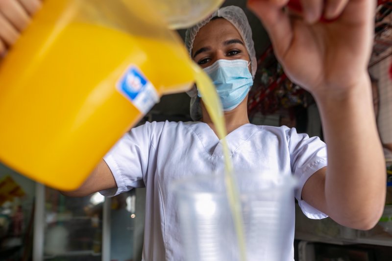 Foto de Emprendedora sirviendo jugo de naranja