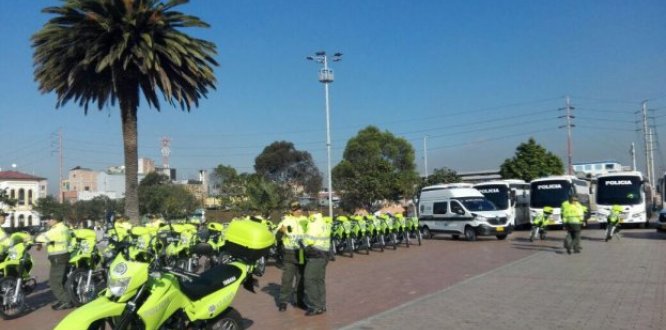 Entrega de Motos y buses a la Policía en la Plaza España