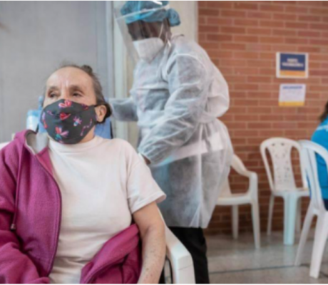 Organizan jornada de vacunación gratuita para mayores de 60 en Los Mártires