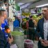 Foto Alcalde Local de los  Mártires en entrevista para medios