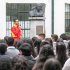 Foto del Alcalde Local con niños de institución educativa
