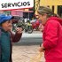 Foto en la que aparece una funcionaria de la Alcaldía Local dando instrucciones a una ciudadana